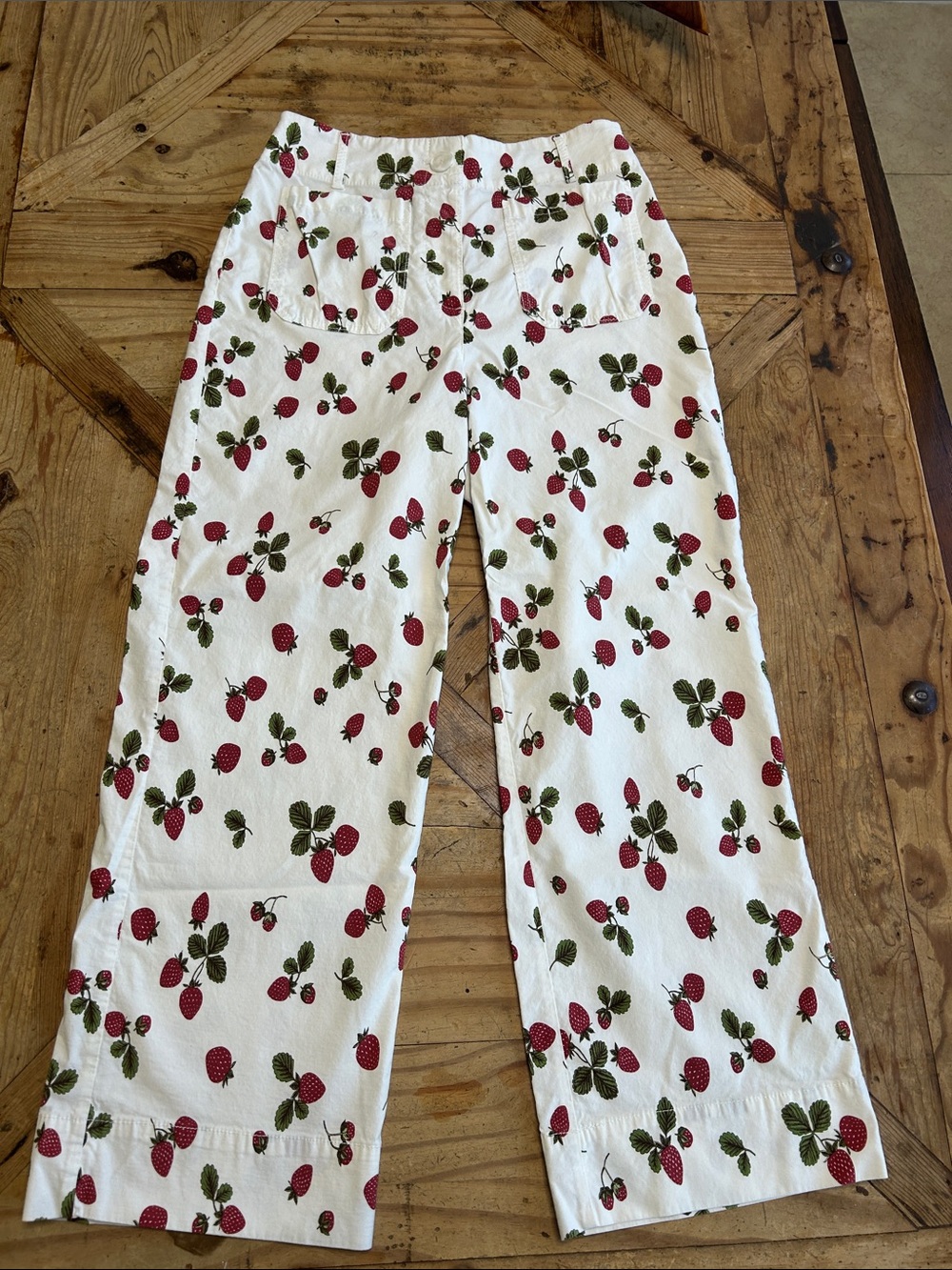 Nicole Miller size 8 ladies Strawberry Print cotton Pants